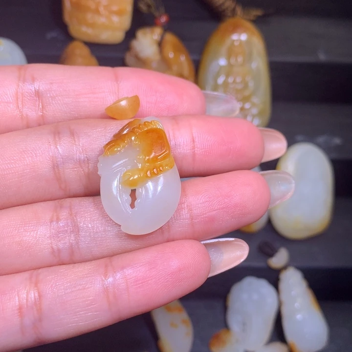 瑞***语颈饰未镶嵌和田玉