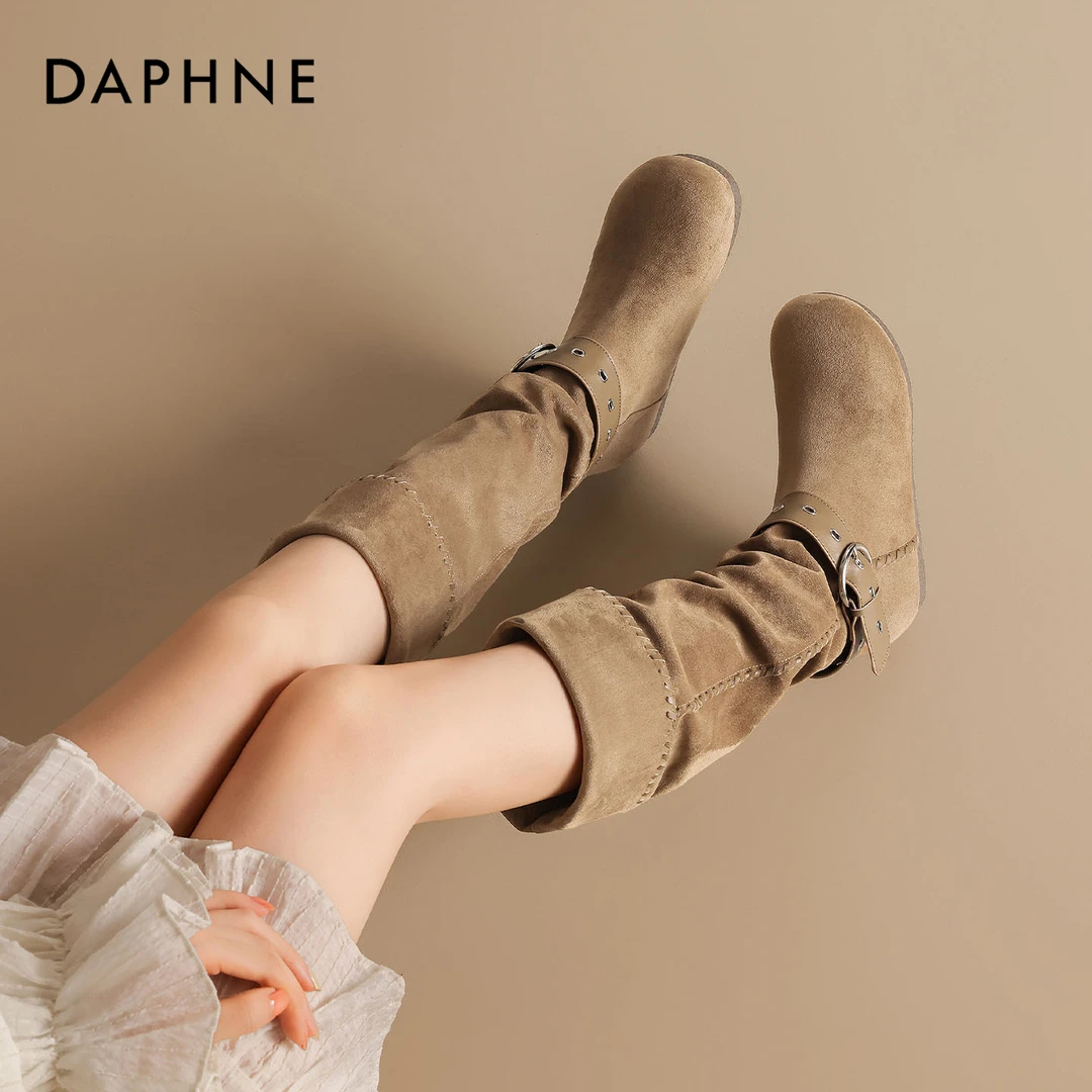 达芙妮品牌正品复古皮带扣长筒靴25新款秋季绒面堆堆靴圆头时装靴