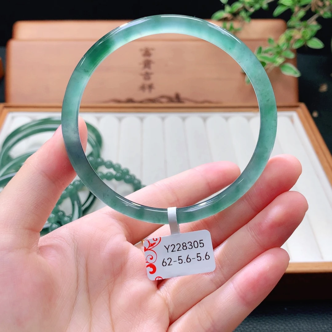 翡翠未镶嵌手镯（圆镯）