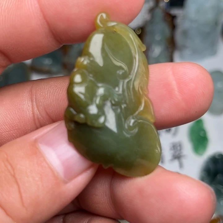 翡翠未镶嵌颈饰如意
