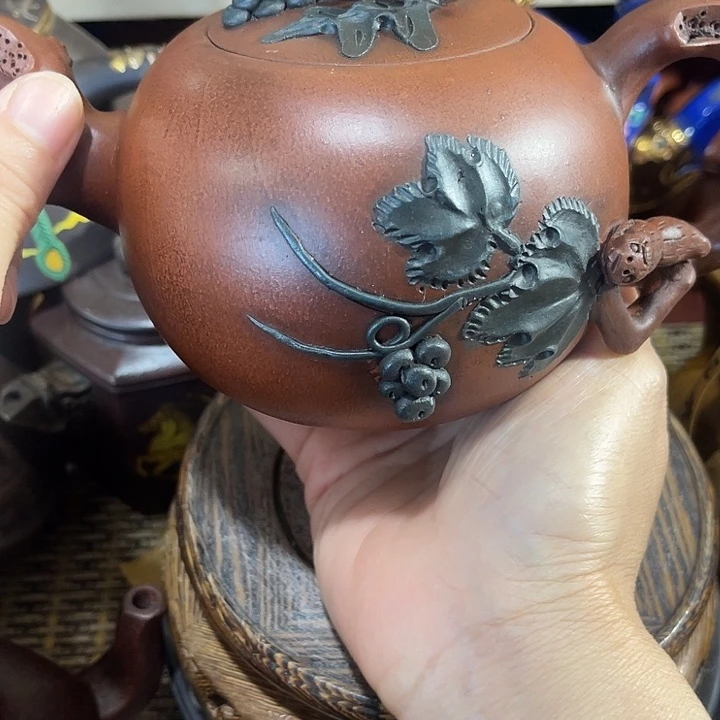 茶壶紫泥原矿泥料手工制作的一把紫砂壶。