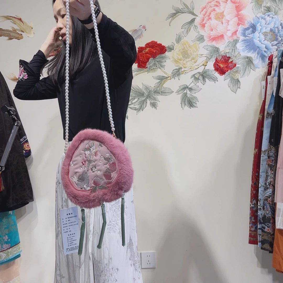 开播福利爱心刺绣小包