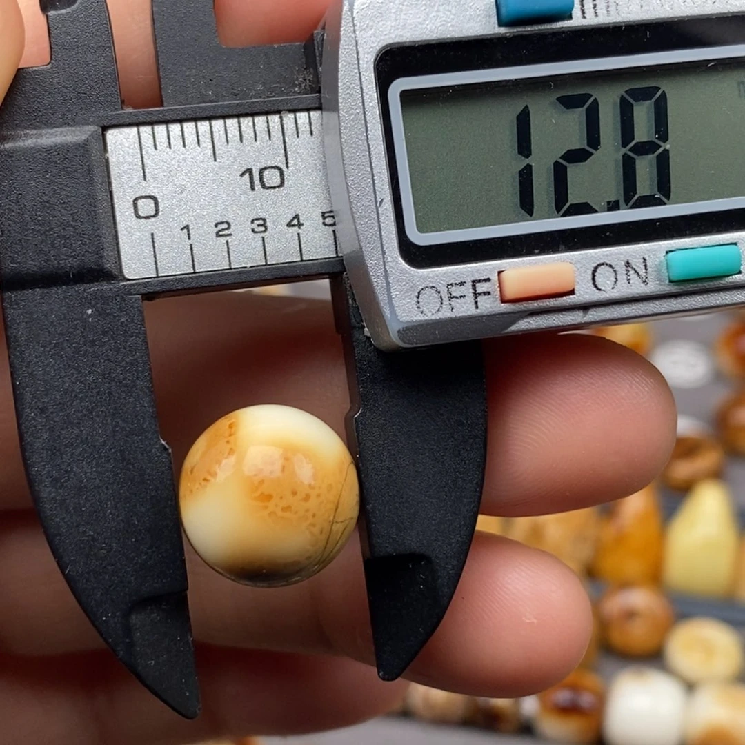 裸石琥珀未镶嵌圆珠