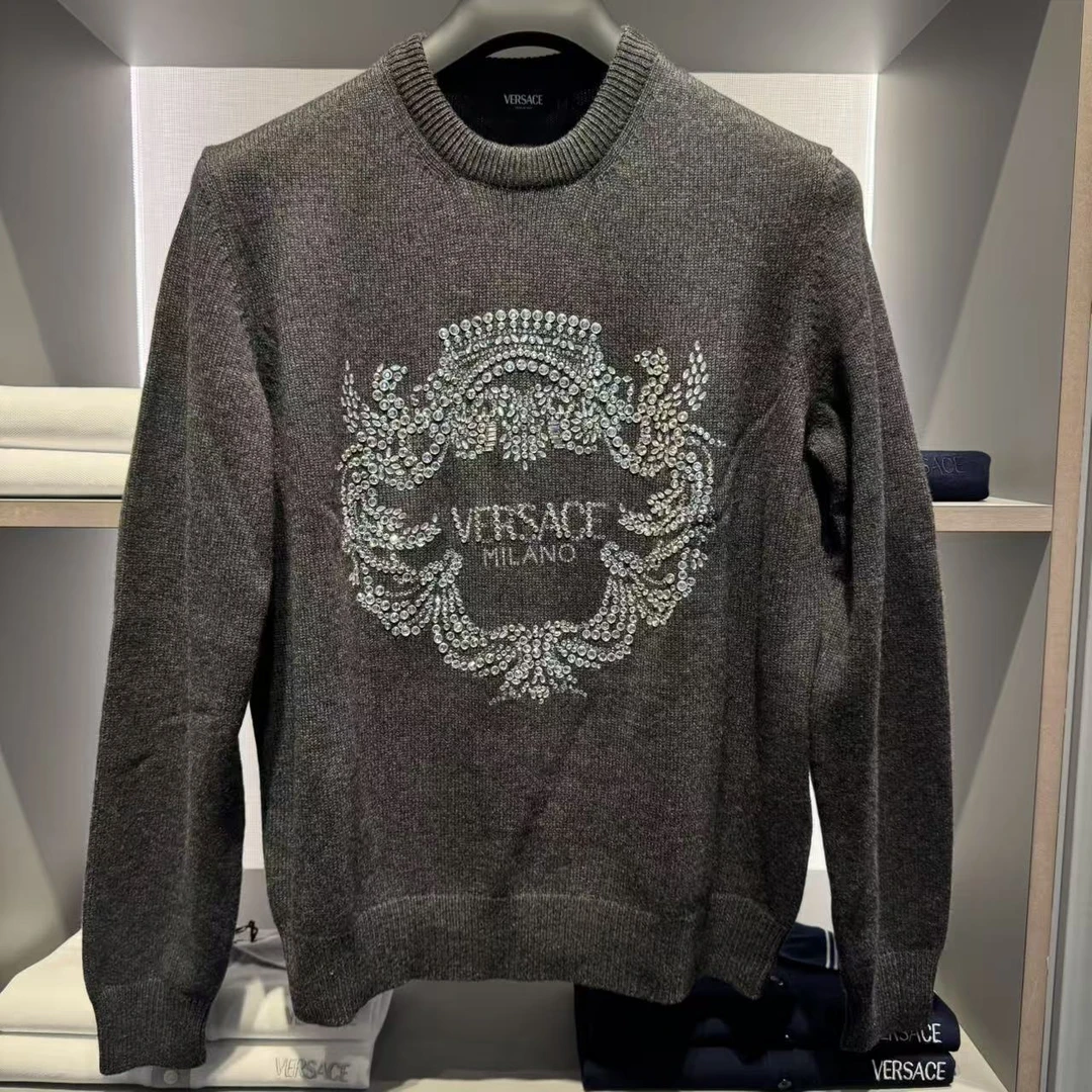 未使用 VERSACE/范思哲 男款新款带钻深灰色长袖针织衫毛衣