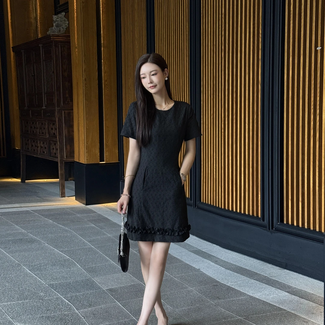黑色圆领镂空绣花连衣裙女夏季新款流行时尚短裙
