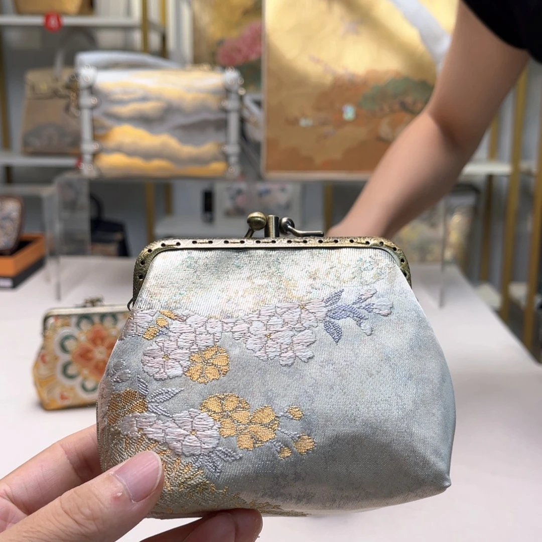 潇****织绣高定风雨中的花朵，倔强又美丽。