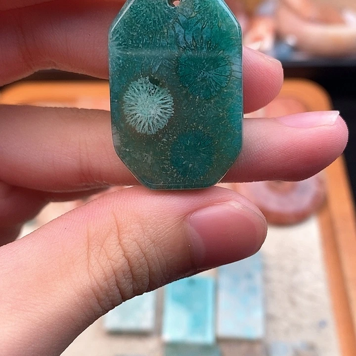 硅化玉颈饰未镶嵌大**金