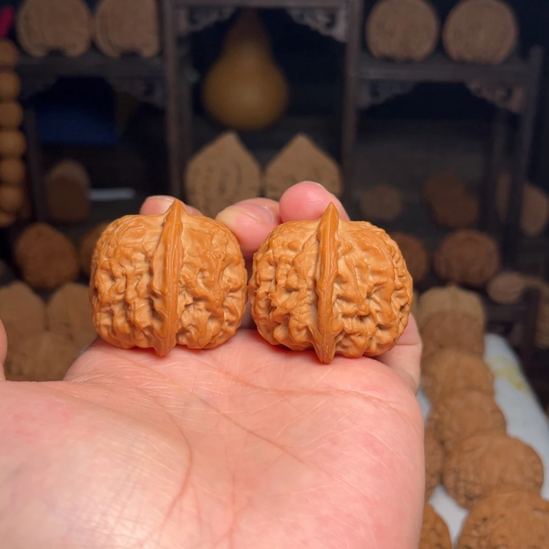 会****文玩核桃吊坠梨木台