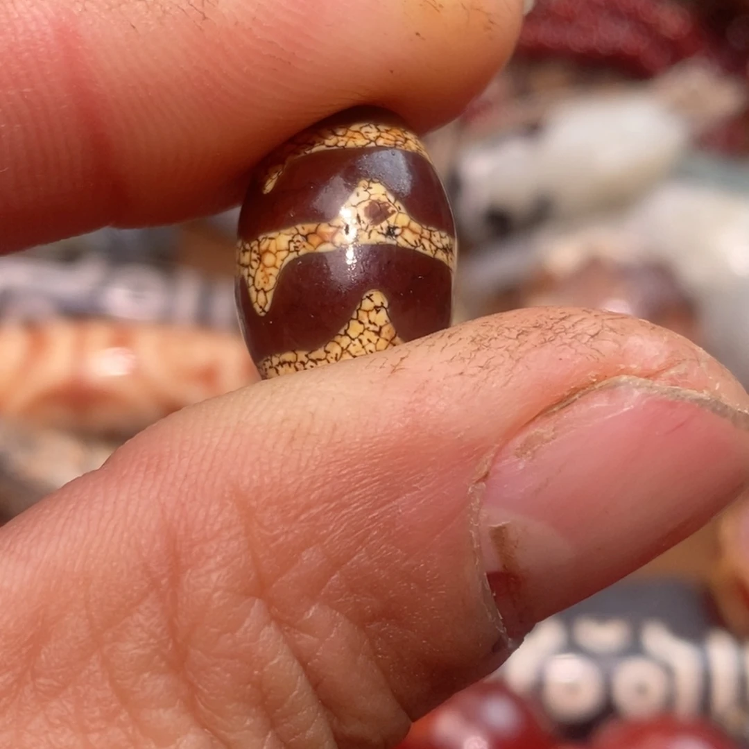 未镶嵌珠子的颜色是蓝色玛瑙/玉髓