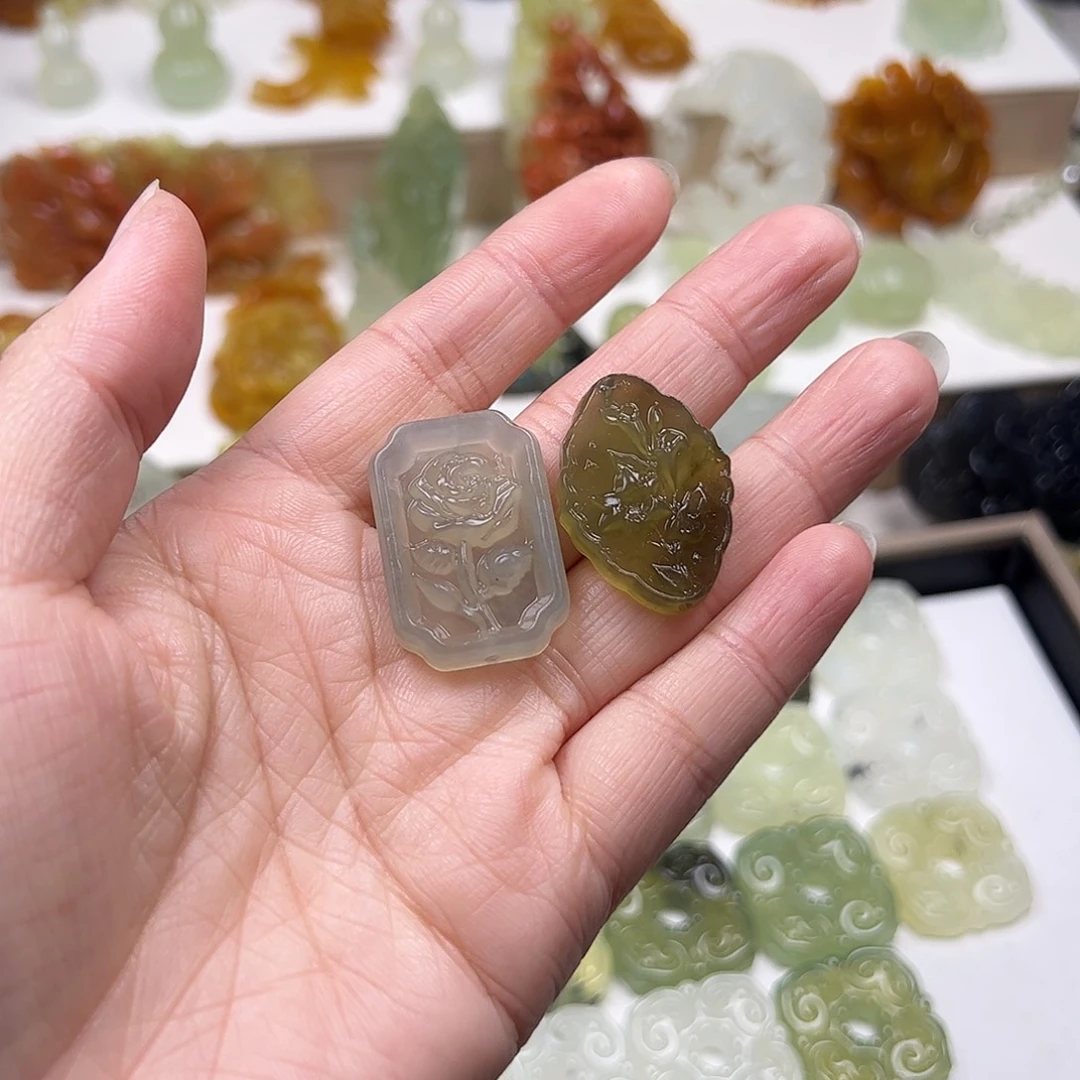 周***～蛇纹石玉未镶嵌颈饰