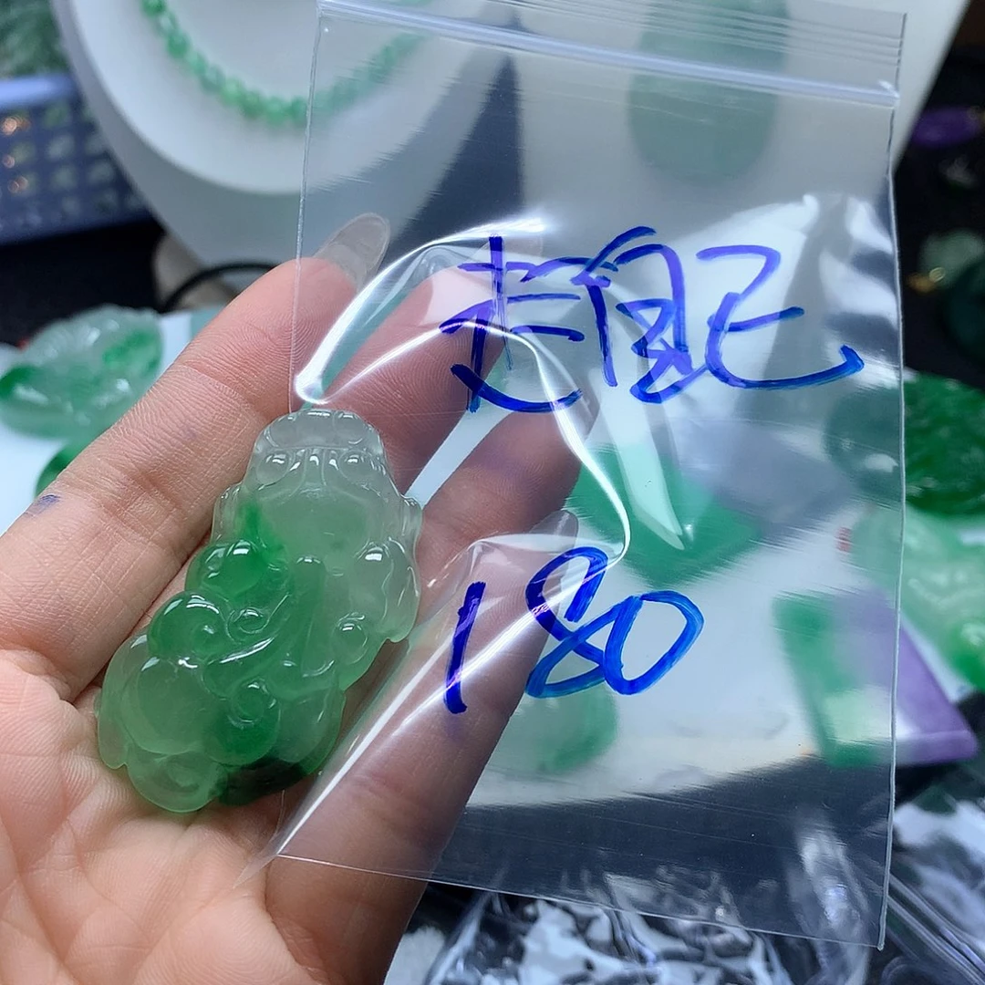 翡翠吊坠(赠链)未镶嵌走***路