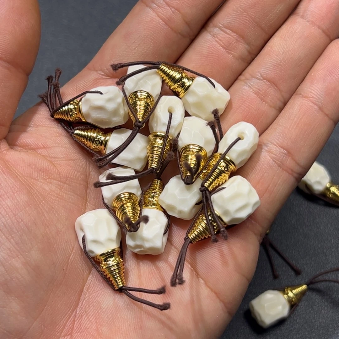 柏香籽/百香籽吊坠骆驼