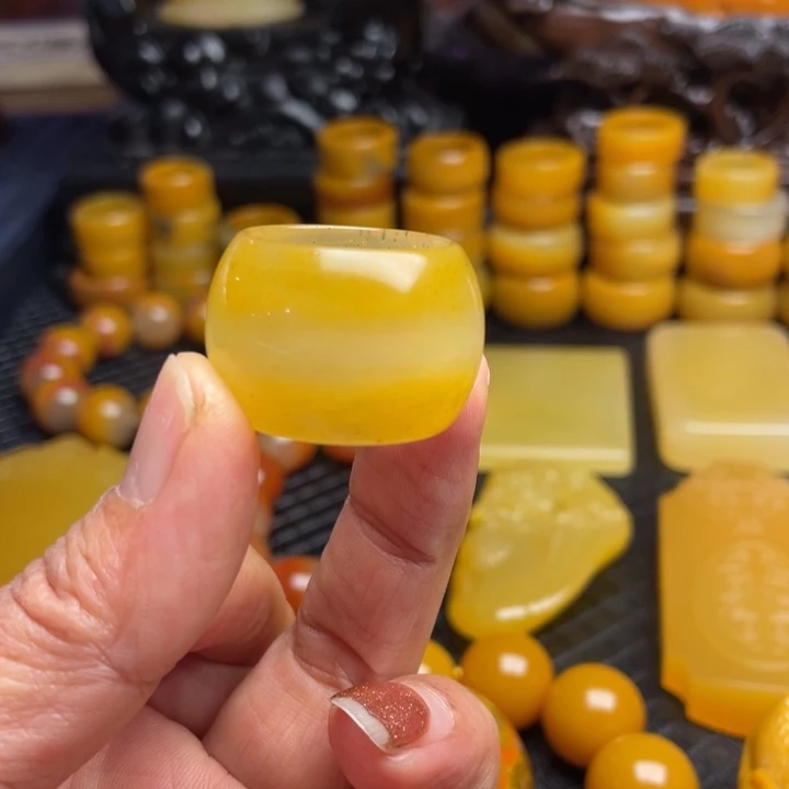 未镶嵌石英质玉（黄龙玉）颈饰