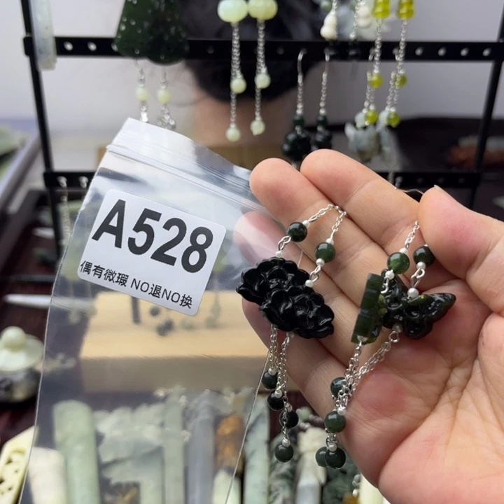 蛇纹石玉发饰合金沁*