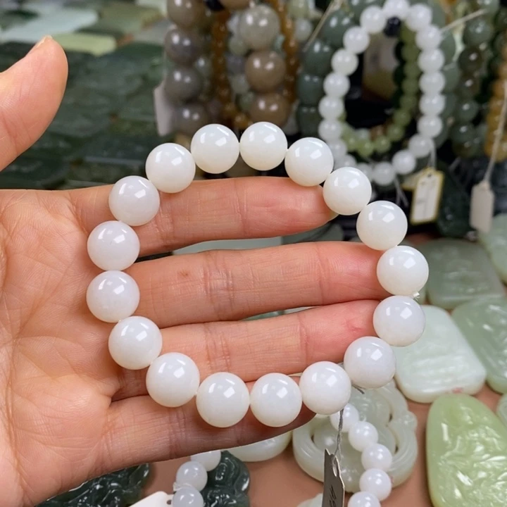 悠***悠和田玉未镶嵌手链予