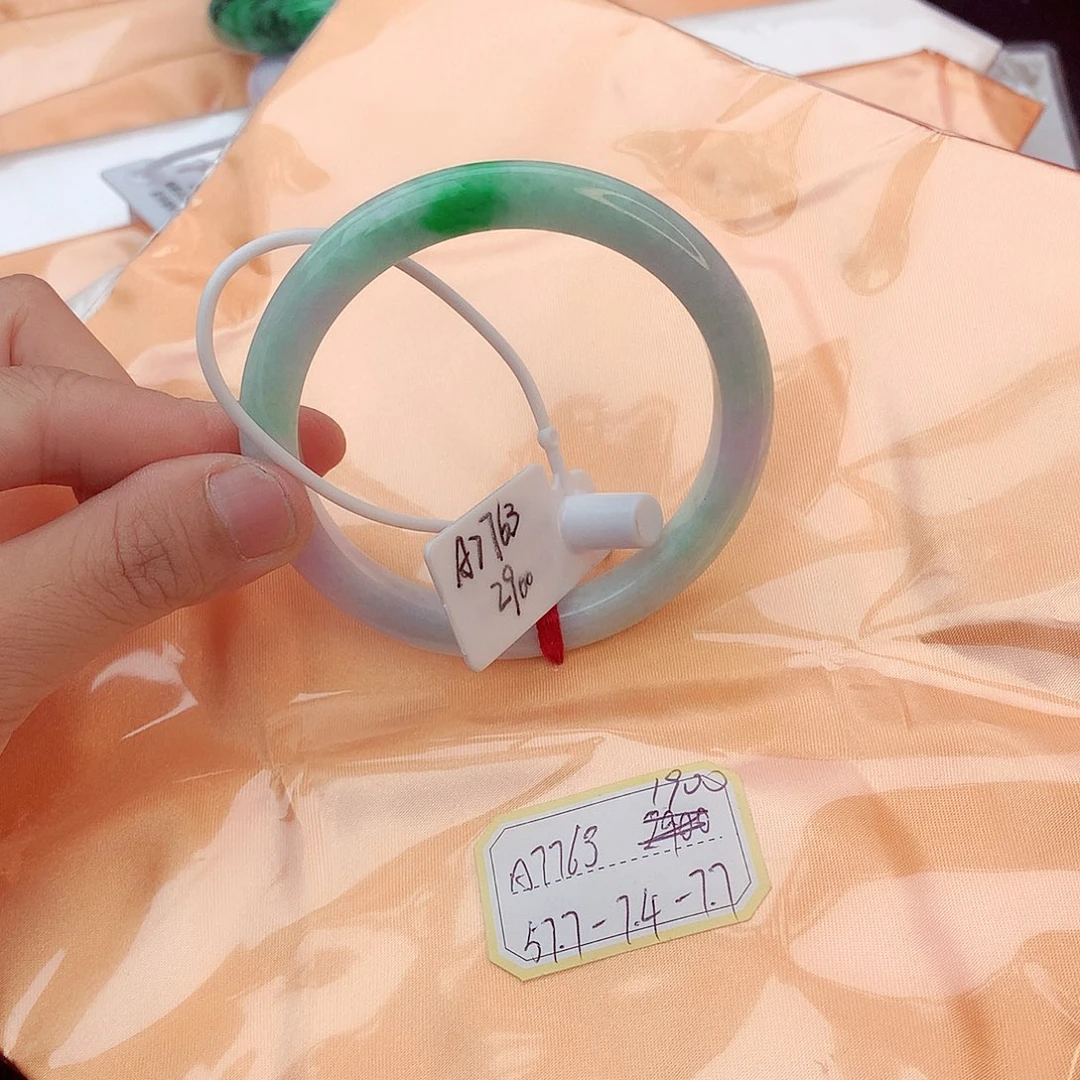 翡翠手镯未镶嵌翡翠