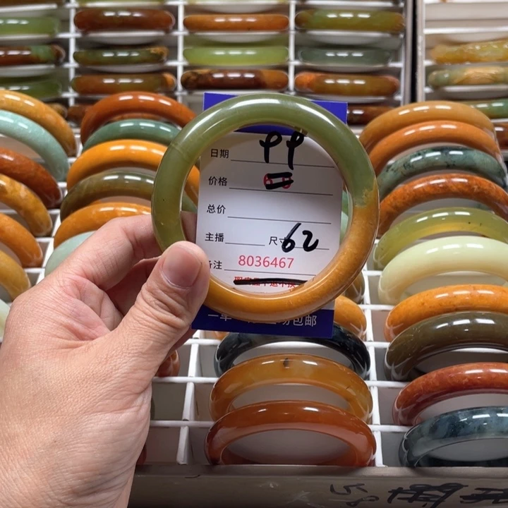 蛇纹石玉手镯未镶嵌M****?