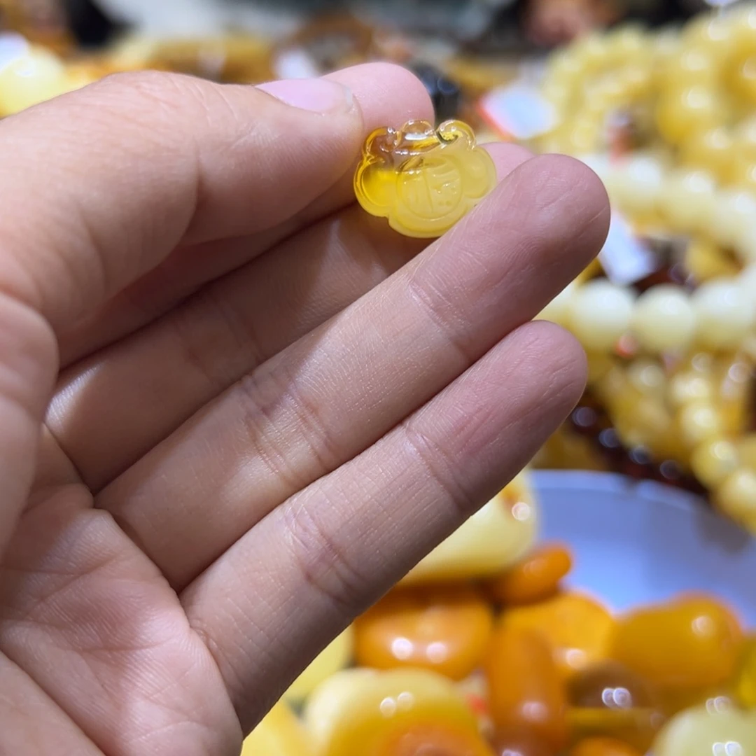 琥珀珠宝奇石未镶嵌