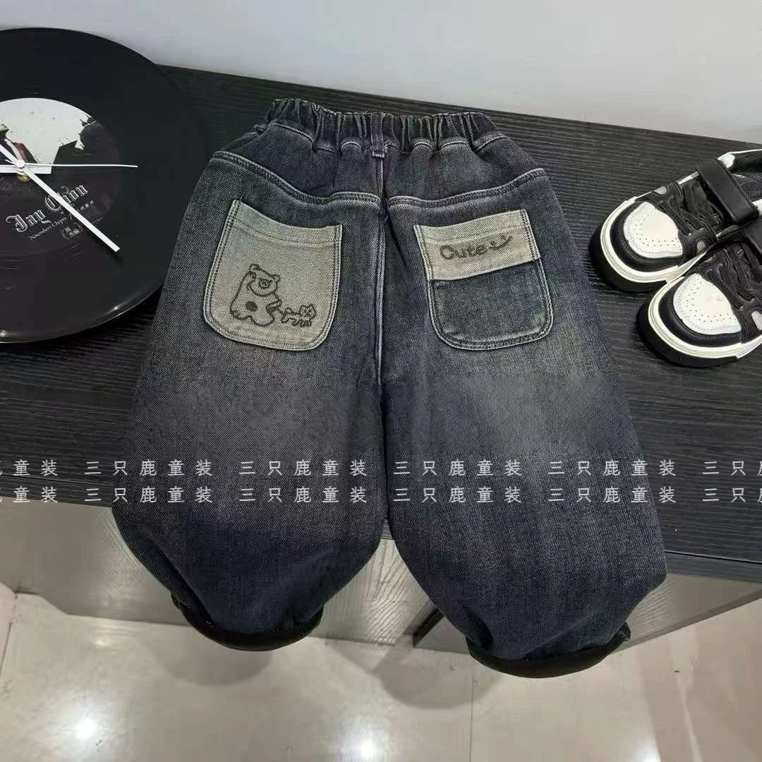 【三只鹿】Q590秋冬加绒儿童新款后袋小熊牵小狗一体绒牛仔裤