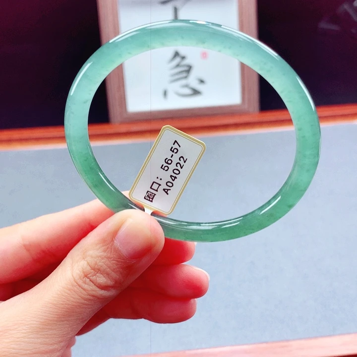 未镶嵌手镯翡翠圆镯