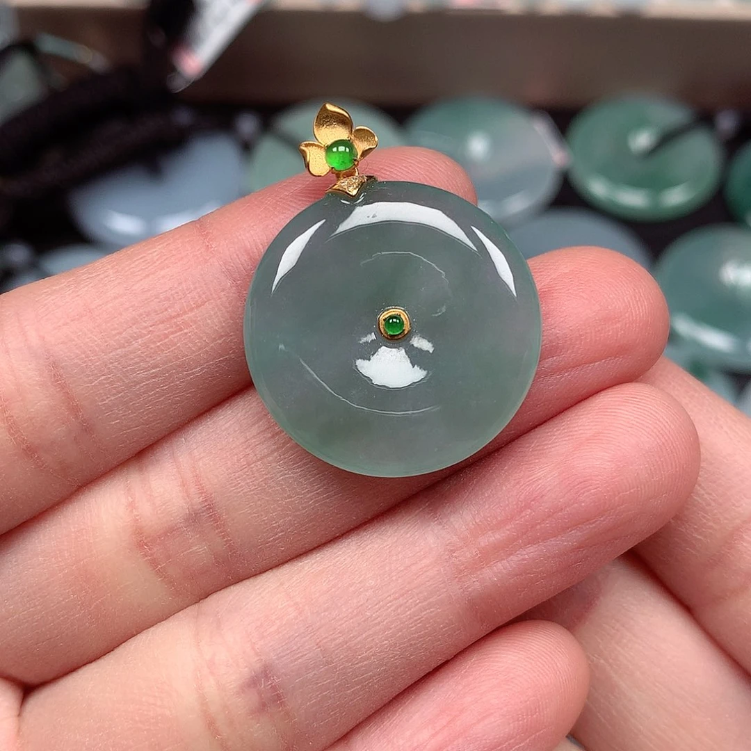 翡翠颈饰未镶嵌平安扣