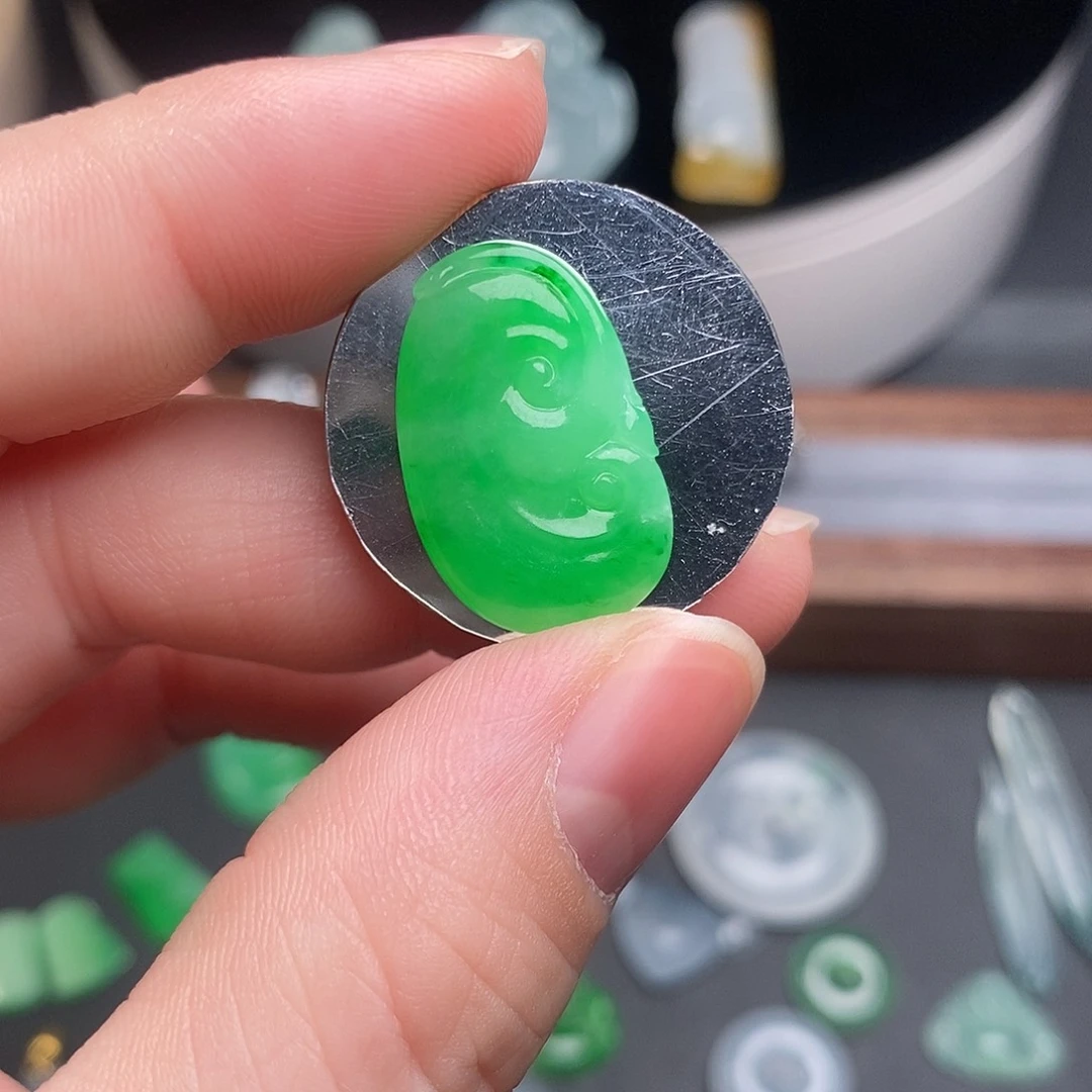 翡翠颈饰未镶嵌如意