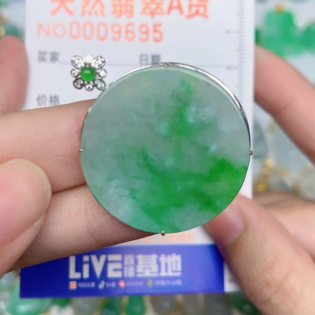 翡翠18K金镶嵌颈饰无事牌