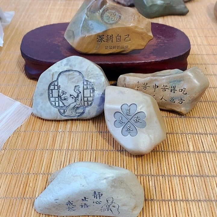 钱***，原石雕刻工艺品手把摆件