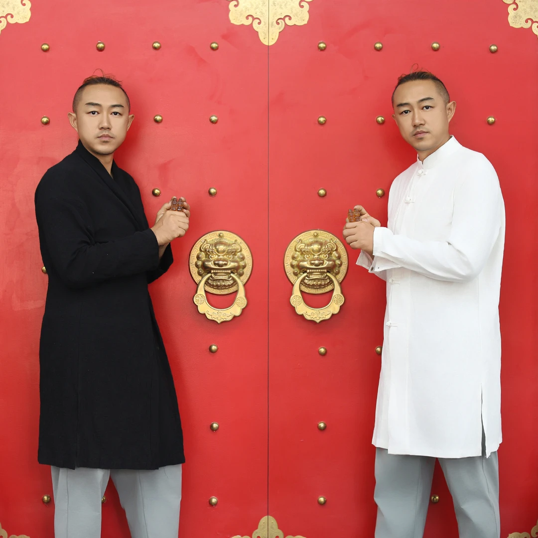 万福天然缅甸琥珀蜜蜡特色立体雕刻黑白无常摆件一见生财天下太平