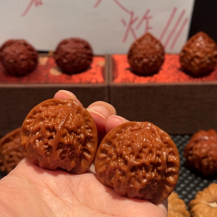 蒙***利吊坠文玩核桃瓷娃娃