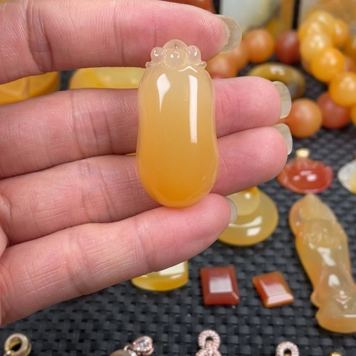 石英质玉（黄龙玉）未镶嵌颈饰