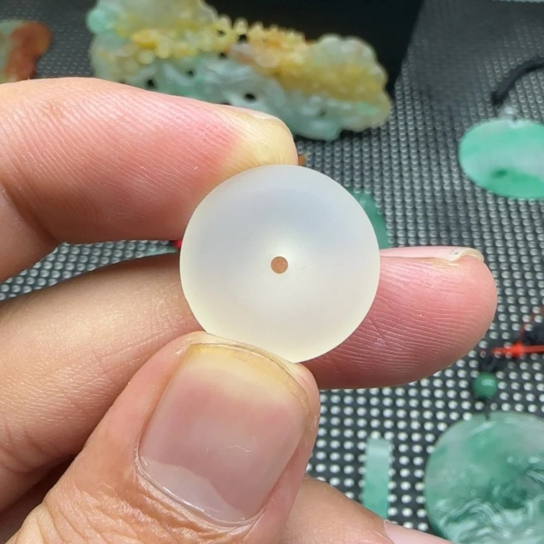 悠***球颈饰未镶嵌石英质玉（非洲翠）