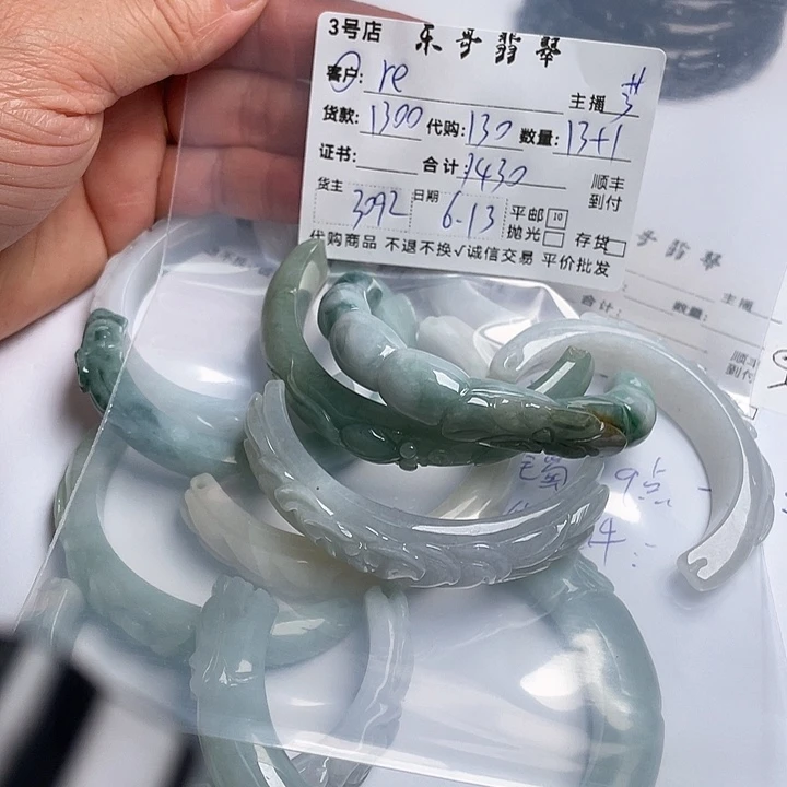 r***）翡翠未镶嵌颈饰翡翠等翡翠饰品