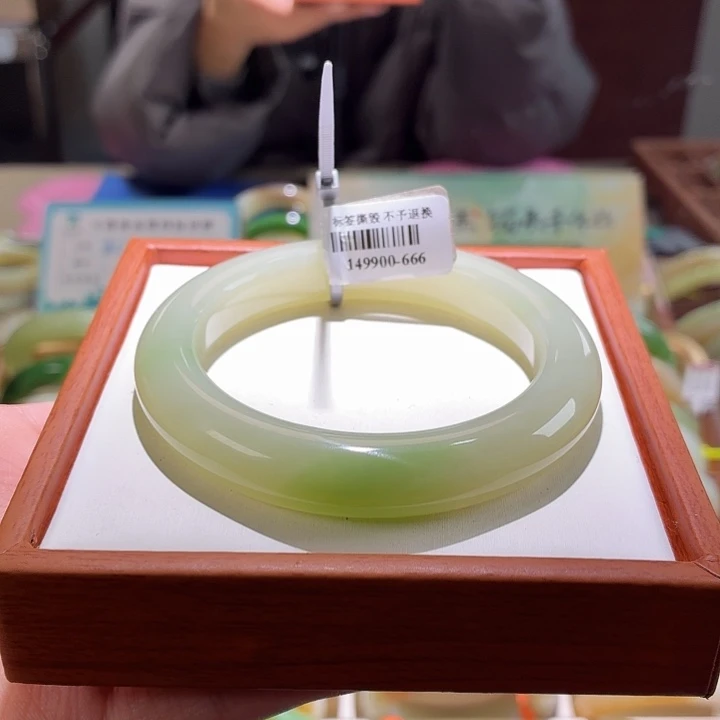 和田玉未镶嵌手镯34。  56/57