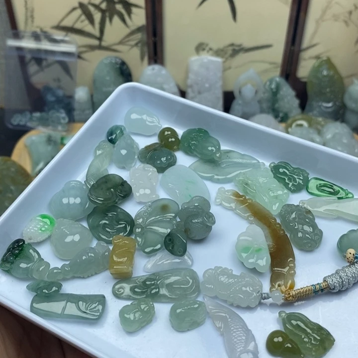 翡翠未镶嵌颈饰小配饰一个