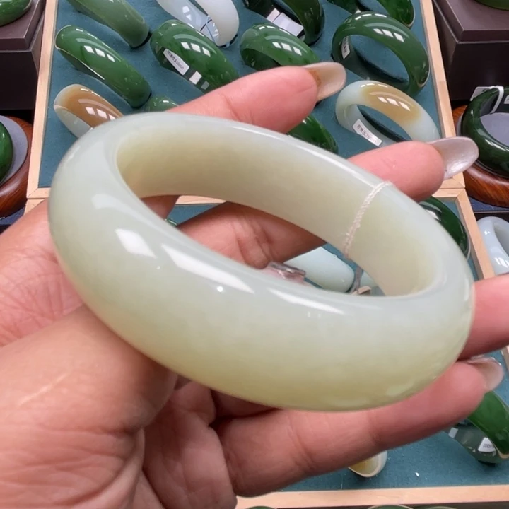 和田玉未镶嵌手镯