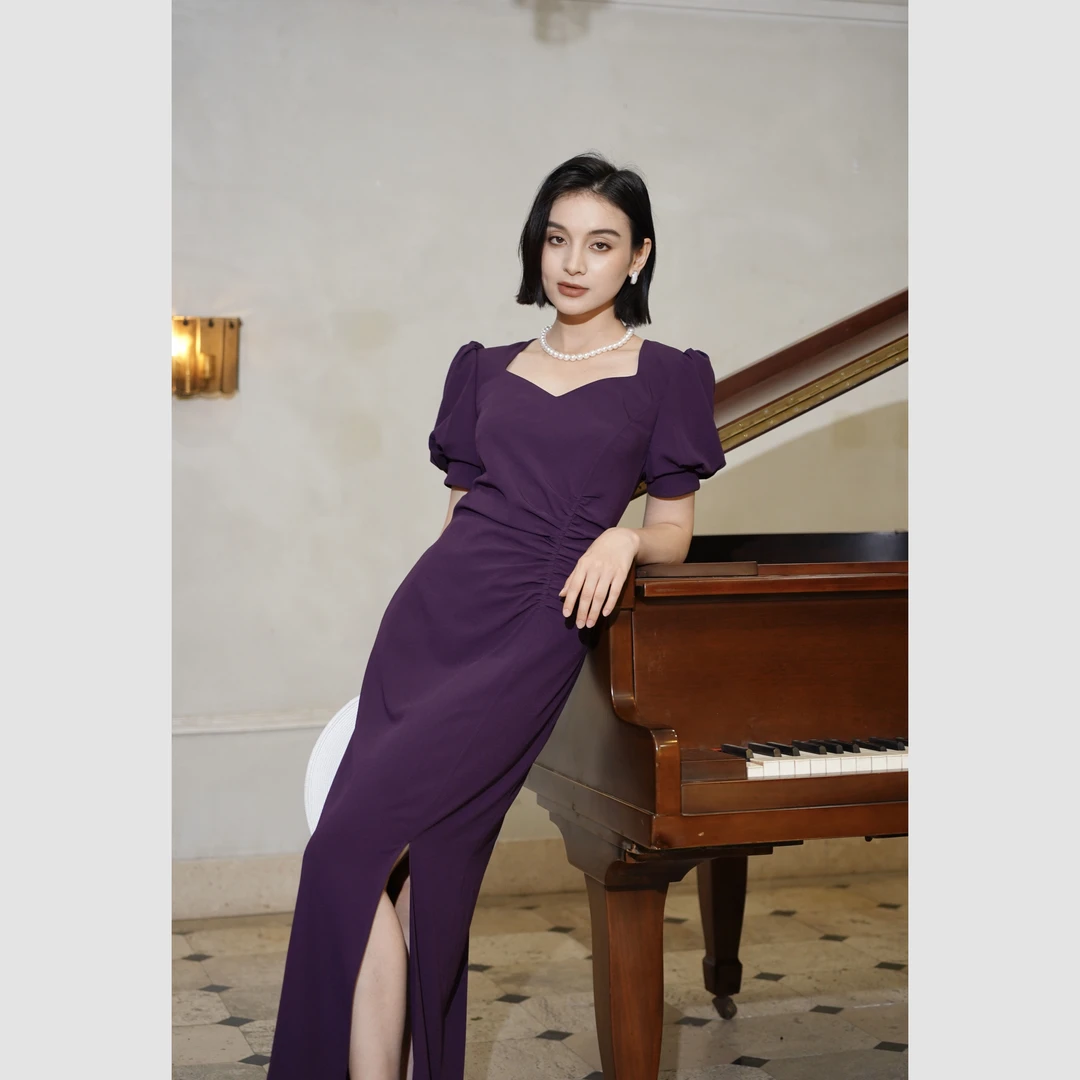 【律动】法式优雅美妙身姿 方领短袖复古风紫色侧开叉长连衣裙