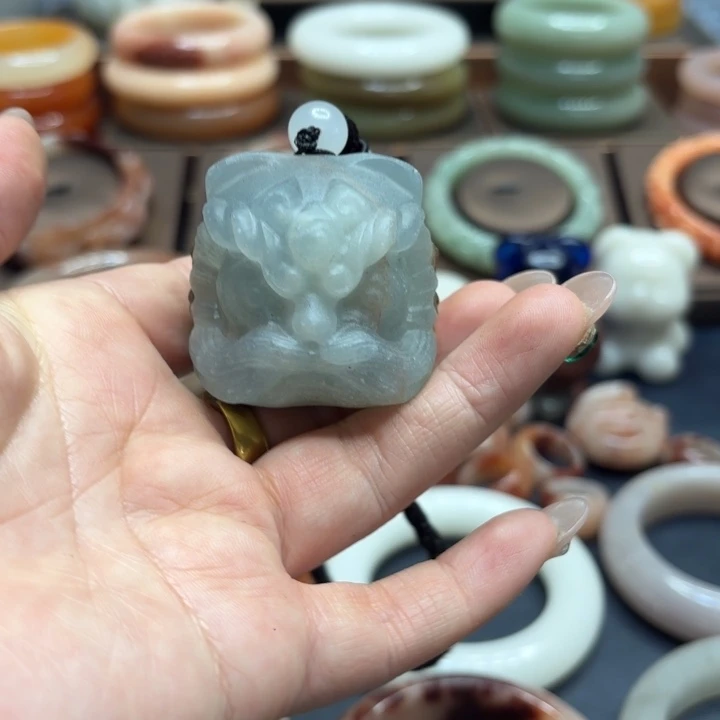 石英岩玉合金颈饰