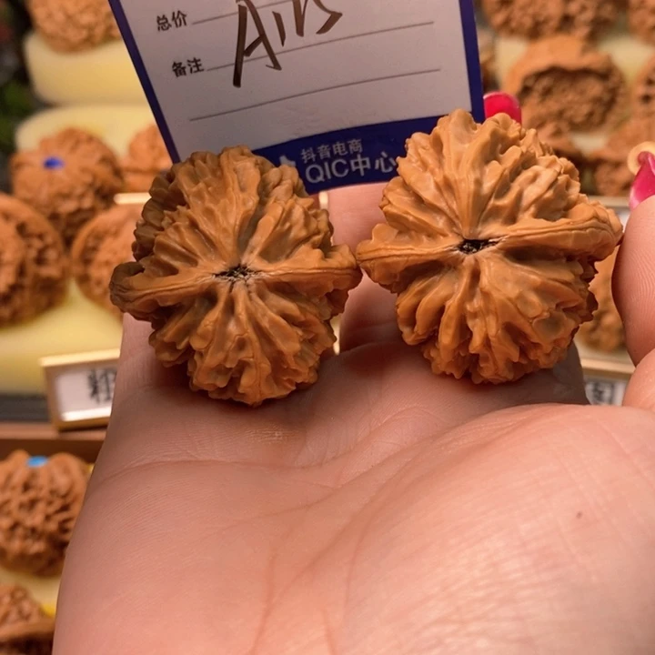桃核吊坠宇***。全品招属鼠