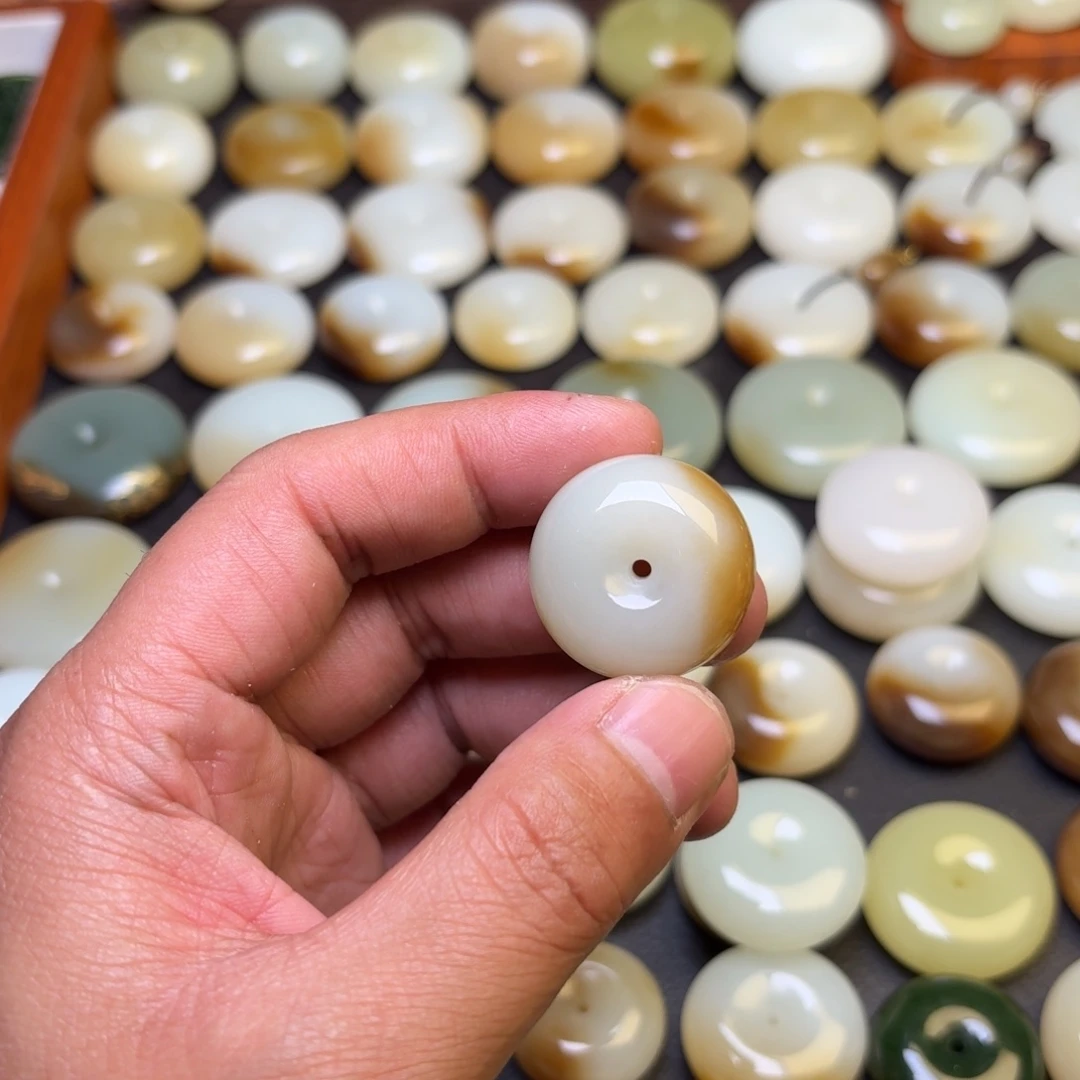 烦***包和田玉未镶嵌颈饰