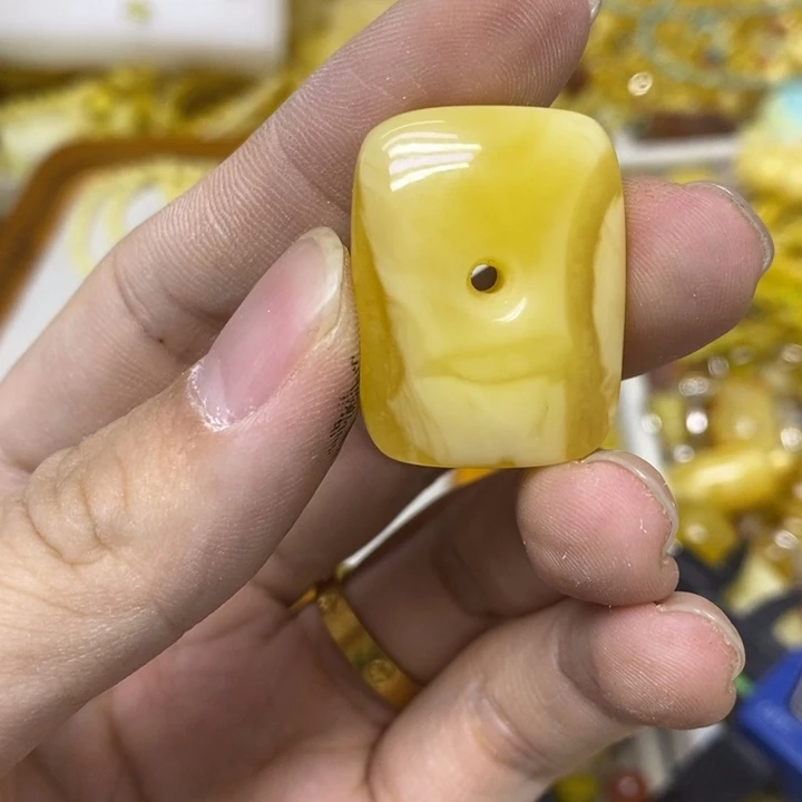 蜜蜡未镶嵌裸石吊坠