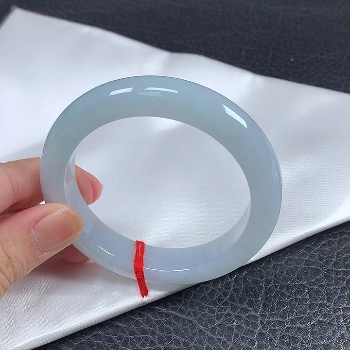 地***灵翡翠未镶嵌手镯