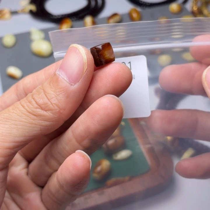 琥珀未镶嵌裸石琥珀