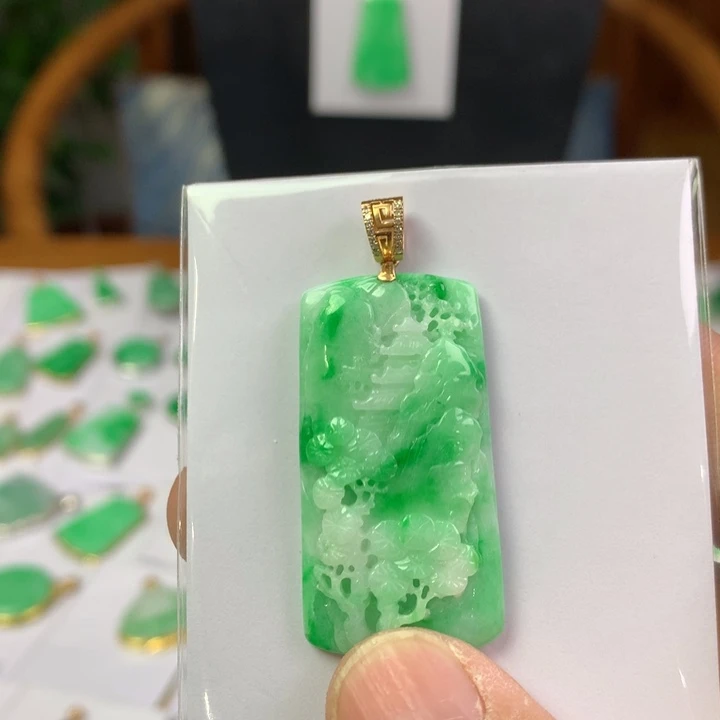 翡翠18K金镶嵌颈饰