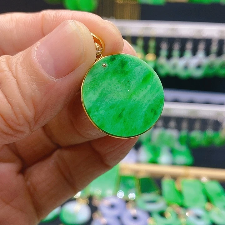 翡翠吊坠(赠链)18K金镶嵌吊坠