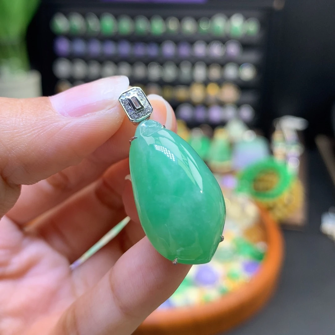 翡翠18K金镶嵌颈饰