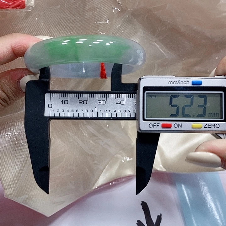 翡翠手镯未镶嵌129。