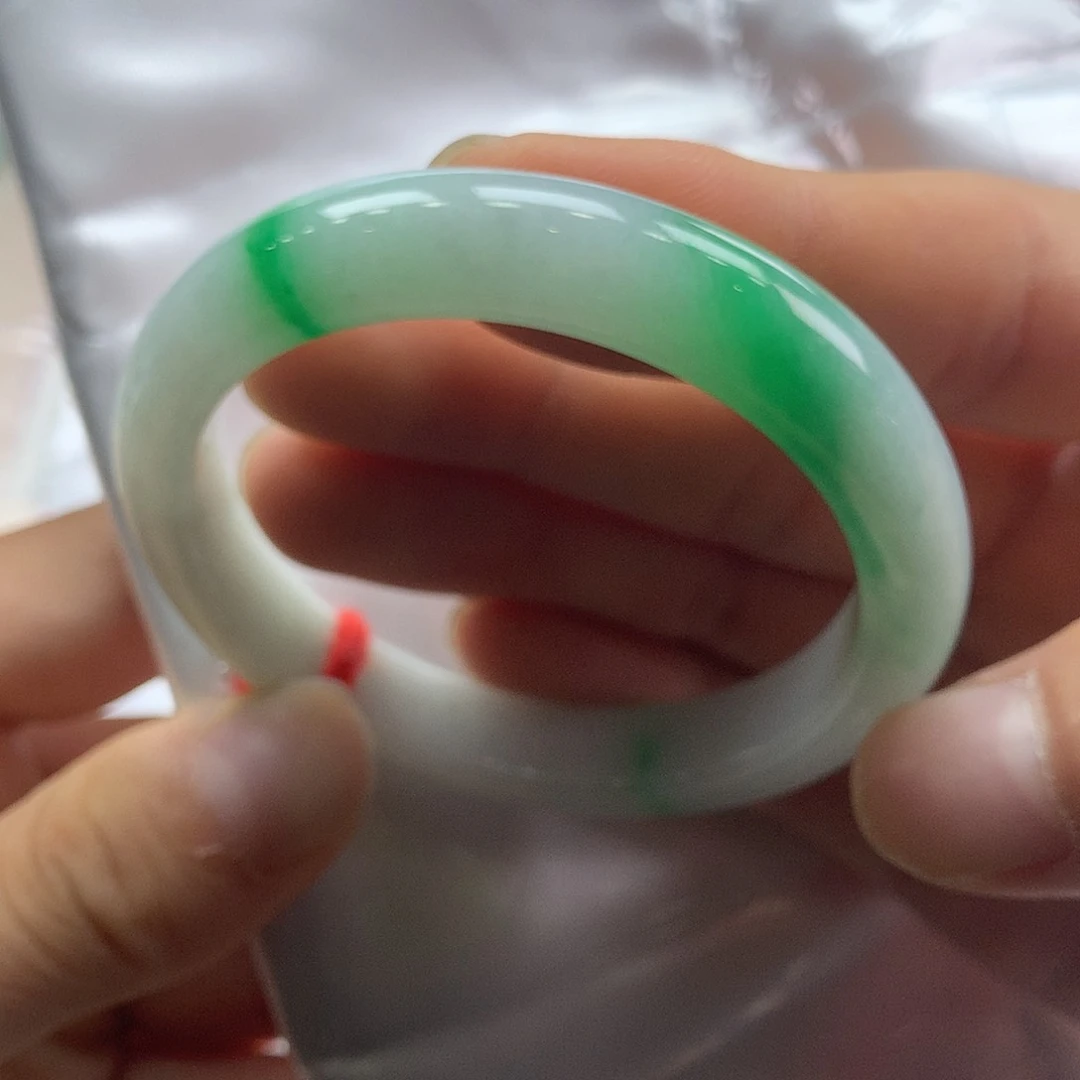 翡翠手镯未镶嵌翡翠