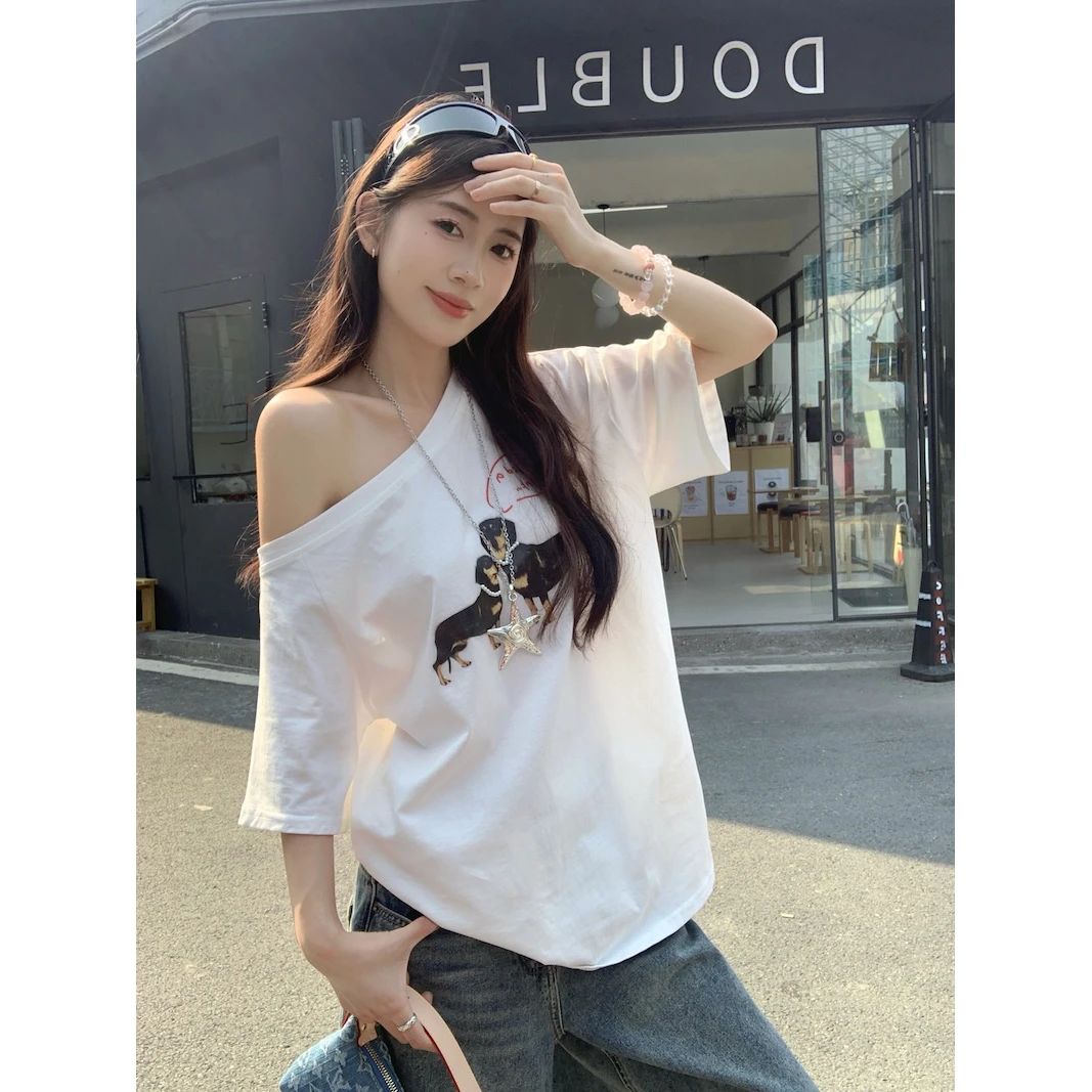 Jennie同款腊肠狗印花斜肩短袖女白色t恤百搭宽松显瘦露肩上衣夏