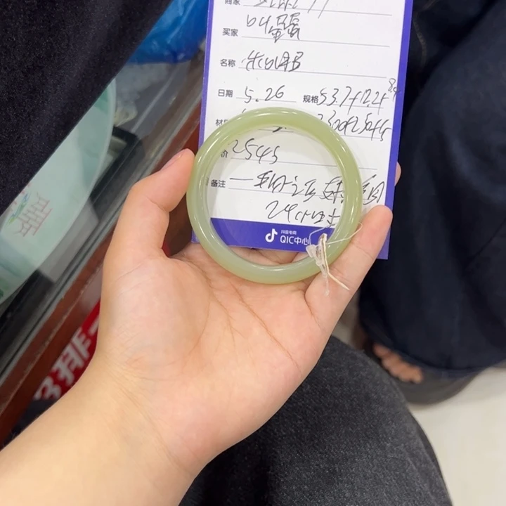 和田玉手镯未镶嵌叫*蛋